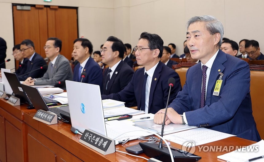 답변하는 신현송 한국은행 총재 (서울=연합뉴스) 배재만 기자 = 신현송 한국은행 총재(오른쪽)가 29일 국회에서 열린 재정경제기획위원회 전체회의에서 위원들의 질의에 답하고 있다. 2026.7.29 scoop@yna.