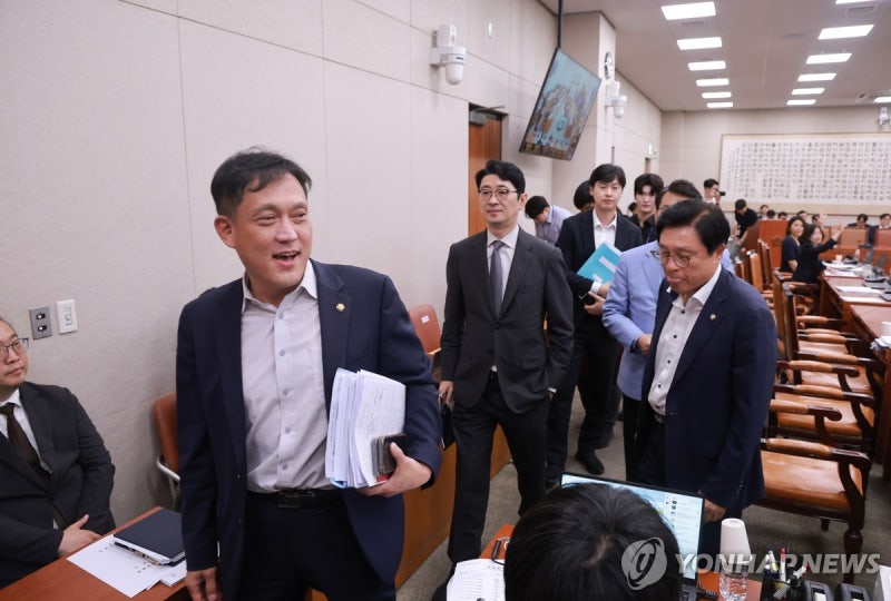 '檢보완수사권 폐지' <b>형소법 개정안</b>, 與주도로 법사위 <b>통과</b>