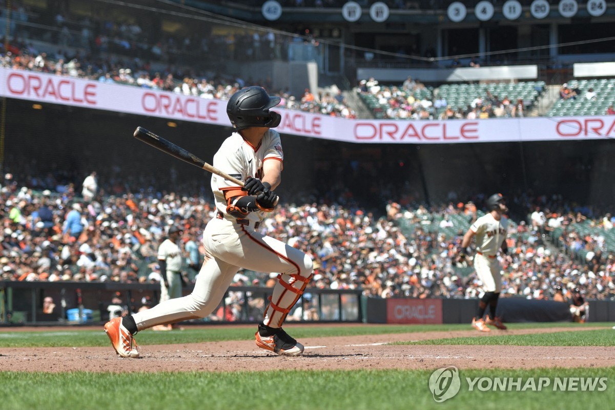2경기 만에 2안타 친 <b>이정후</b>, 밀워키전 16-<b>3</b> 대승에 앞장