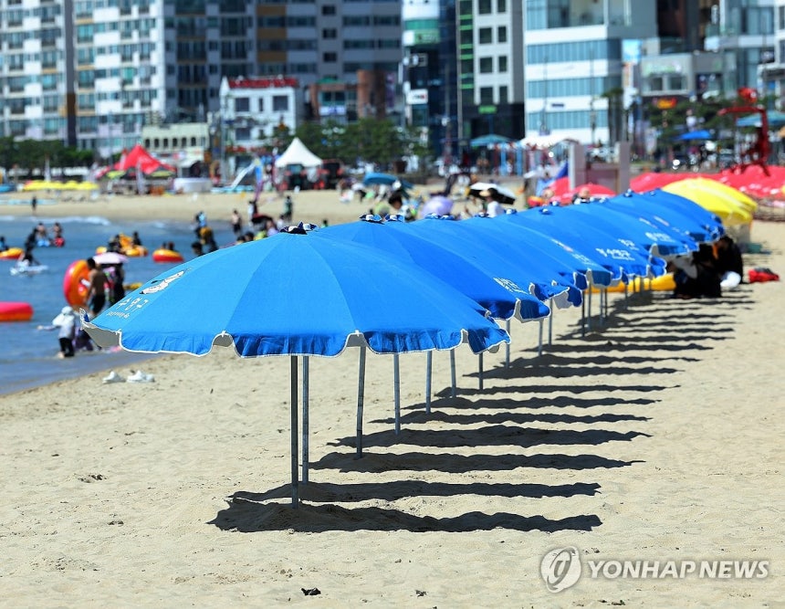 부산 기록적인 폭염…한산한 백사장 (부산=연합뉴스) 손형주 기자 = 30일 휴가철을 맞아 붐벼야 할 부산 수영구 광안리해수욕장 백사장이 폭염 탓에 비교적 한산한 모습이다. 2026.7.30 handbrother@yn