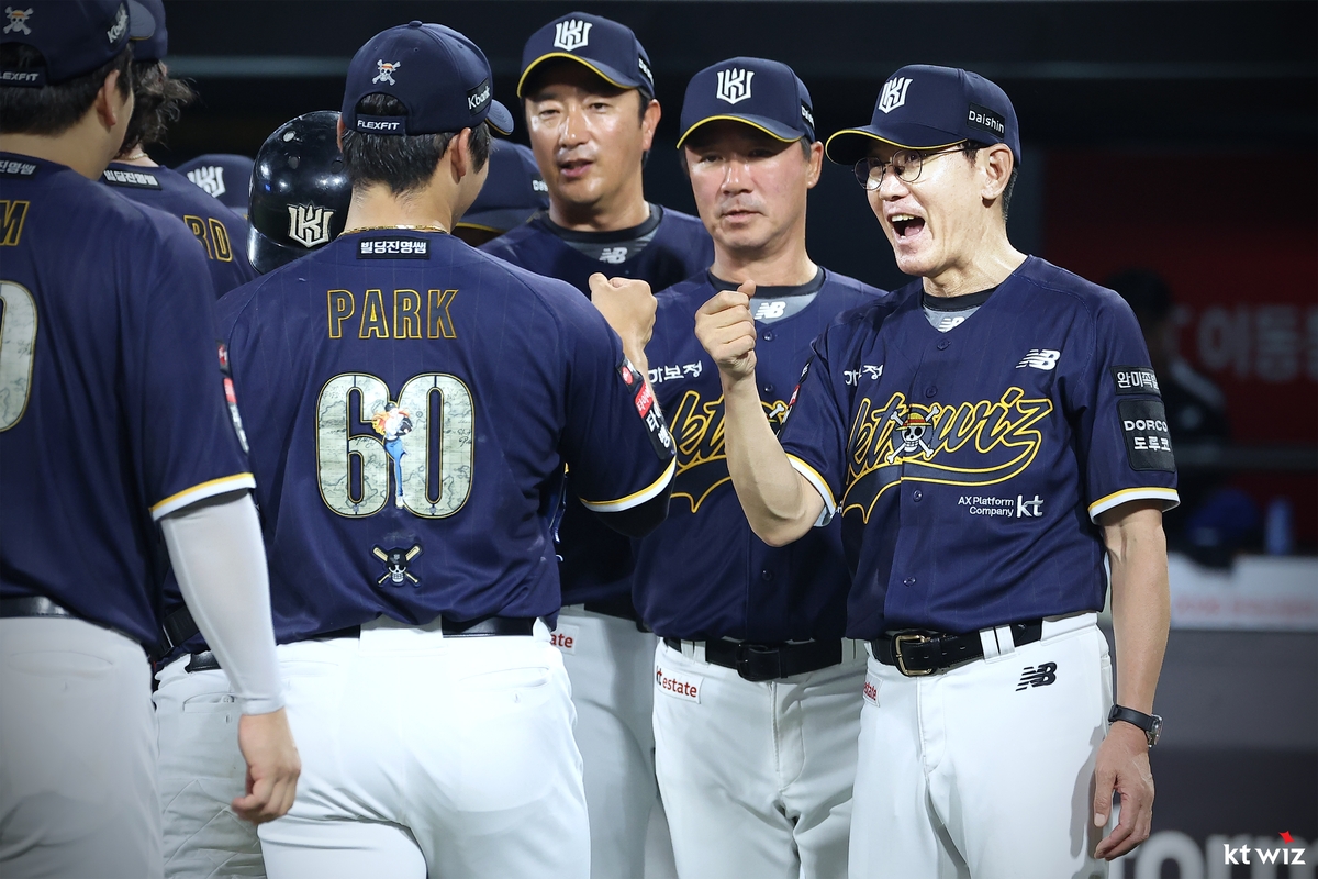 진격의 5연승 <b>kt</b>, 한화 꺾고 76일 만에 <b>1위 탈환</b>