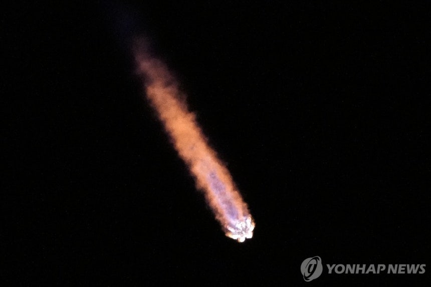 작년 1월 15일 달 착륙선 2척을 탑재하고 발사된 스페이스X 팰컨9 로켓이 하늘을 날아가는 모습 [AP=연합뉴스 자료사진. 재판매 및 DB 금지]