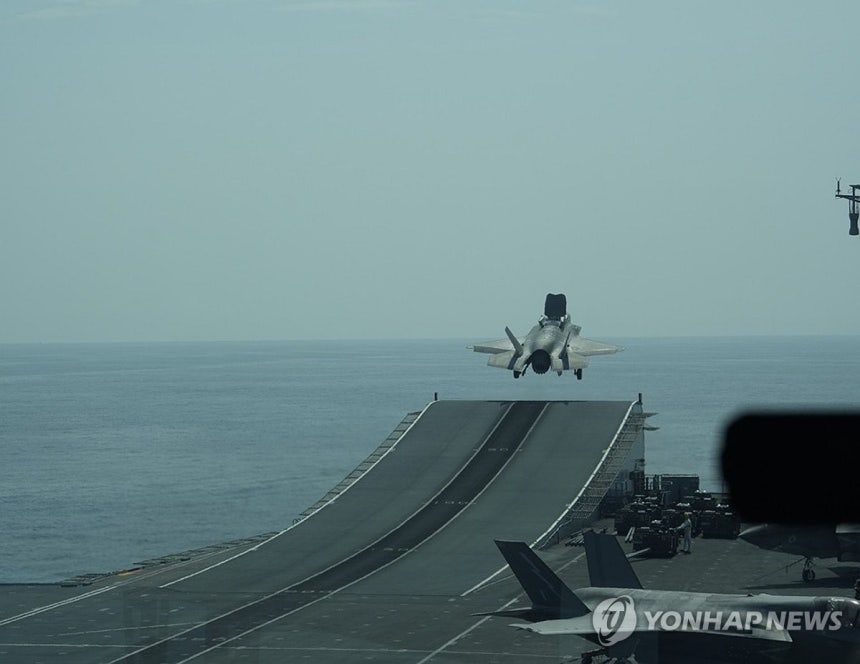 F-35B (서울=연합뉴스) 사진은 항모 항공력 시연 중 F-35B 전투기가 비행하는 모습.2025.9.8 [주한영국대사관 제공.재판매 및 DB 금지] 