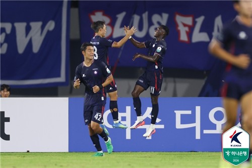 K리그2 수원 팬들, 역전골 취소 판정에 "심판 나와" 점거 시위(종합)