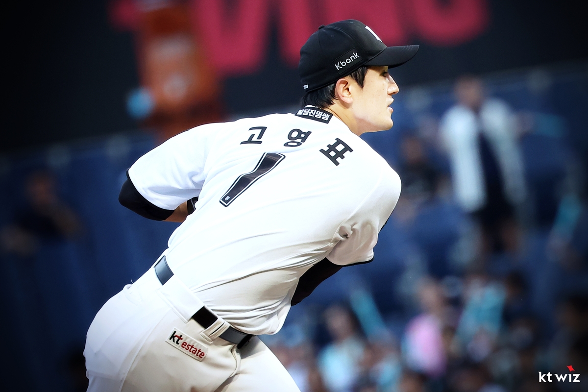 고영표, 20이닝 연속 무실점 쾌투…<b>6연승</b> <b>kt</b>, 단독 선두 질주