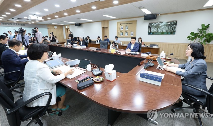발언하는 송경희 위원장
(서울=연합뉴스) 이진욱 기자 = 29일 서울 종로구 정부서울청사에서 열린 개인정보보호위원회 전체회의에서 송경희 위원장이 발언하고 있다. 2026.7.29 cityboy@yna.co.kr