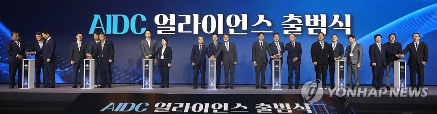 AIDC 얼라이언스 출범 기념
(서울=연합뉴스) 강민지 기자 = 배경훈 부총리 겸 과학기술정보통신부 장관 등이 29일 서울 중구 롯데호텔에서 열린 'AIDC 얼라이언스 출범식'에서 기념 세레머니를 하고 있다. 202