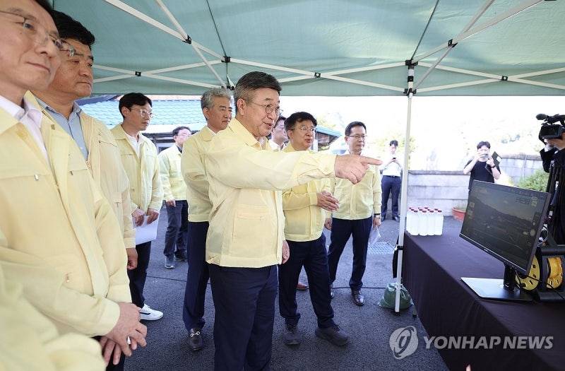 폭염 <b>중대본 2단계 격상</b>…현장관리관 파견 등 범정부 대응 강화