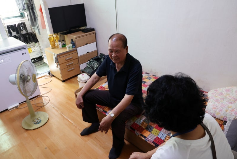 [벼랑끝<b>노인</b>] ③ 홀몸<b>노인</b> 245만 시대…고립된 노후, 커지는 돌봄 공백