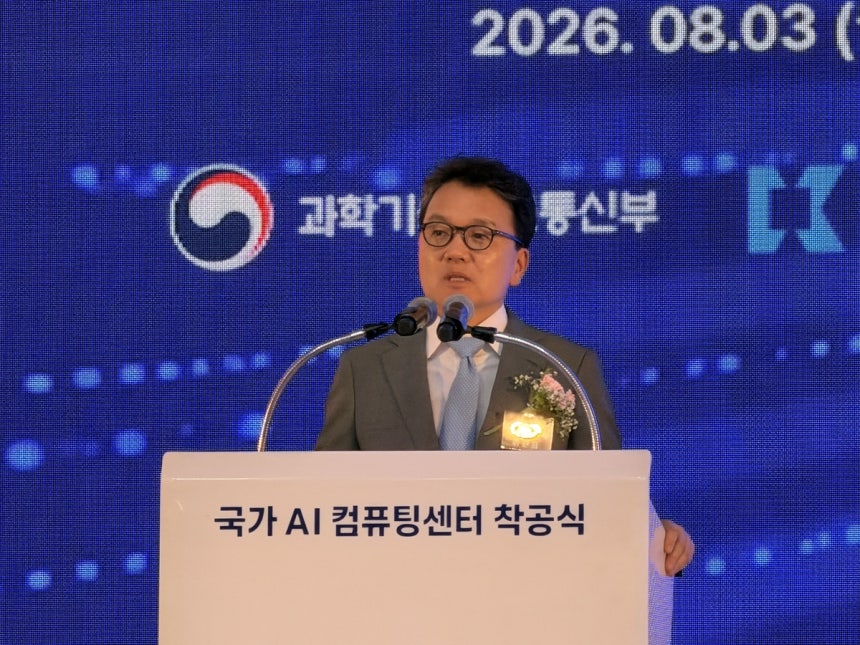 이준희 삼성SDS 대표
이준희 삼성SDS 대표가 3일 전남광주통합특별시 해남군 솔라시도 데이터센터 파크 부지에서 열린 국가 AI 컴퓨팅센터 착공식에서 발언하고 있다. [촬영 권하영]