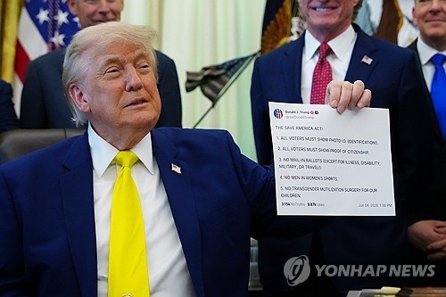 자신의 트루스소셜 게시물 사진을 들어보이고 있는 트럼프 대통령 
[AP=연합뉴스 자료사진. 재판매 및 DB 금지]