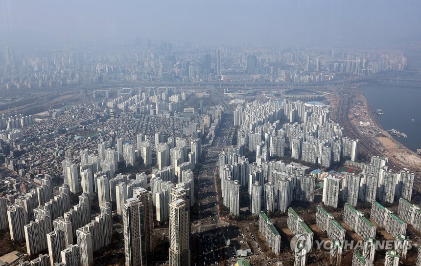 3월 17일 송파구 롯데월드타워에서 바라본 강남3구 아파트 모습. [연합뉴스 자료사진. 재판매 및 DB 금지]
