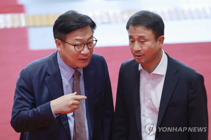 대화 나누는 여야 원내대표 (서울=연합뉴스) 신현우 기자 = 더불어민주당 한병도 대표 직무대행 겸 원내대표와 국민의힘 정점식 원내대표가 31일 국회에서 본회의 참석 뒤 대화하고 있다. 2026.7.31 nowwego