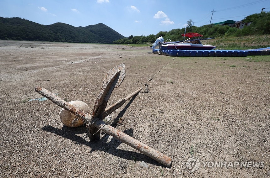 보트만 덩그러니 (경주=연합뉴스) 김현태 기자 = 2일 경북 경주시 안강읍 하곡저수지가 대부분 바닥이 드러난 체 메말라가고 있다.농어촌정보 포털서비스에 따르면 인근 976㏊의 논밭에 물을 대는 하곡지의 이날 기준 