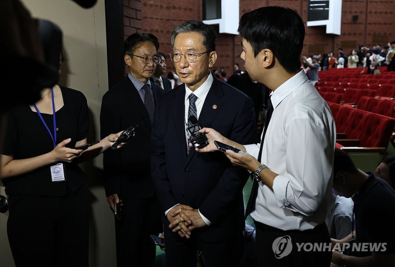 정성호 "빛의 속도로 <b>형소법</b> 개정된건 처음…부작용시 빨리 고쳐야"