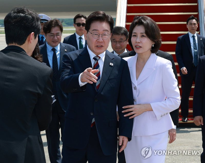 李<b>대통령</b>, 7시간 반 부동산·증시 <b>점검회의</b>…"공급 속도 중요"