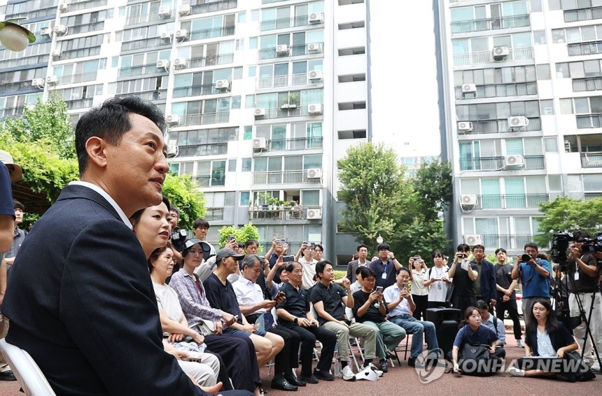 재건축 앞둔 주민들과 간담회 하는 오세훈 서울시장 [연합뉴스 자료사진]