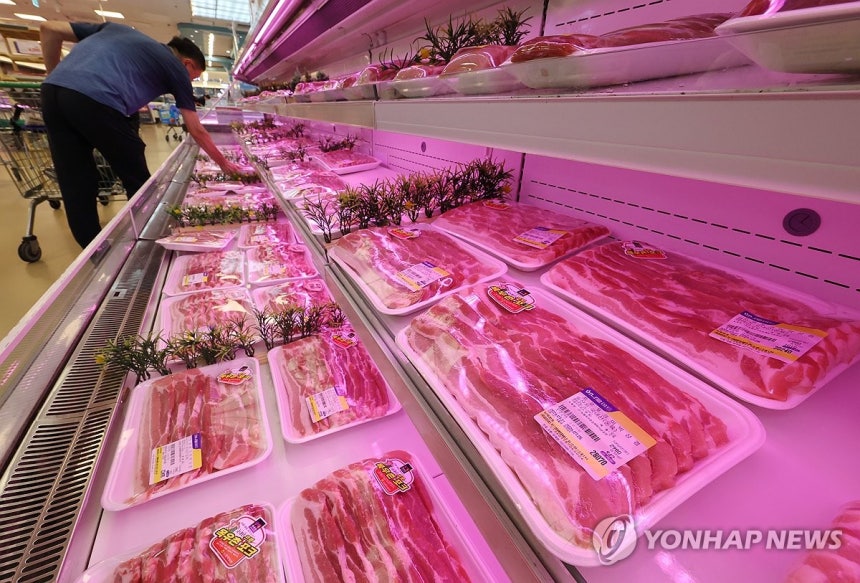 삼겹살<br>[연합뉴스 자료사진] 지난달 21일 서울의 한 대형마트에서 시민들이 삼겹살을 고르고 있다. photo@yna.co.kr
