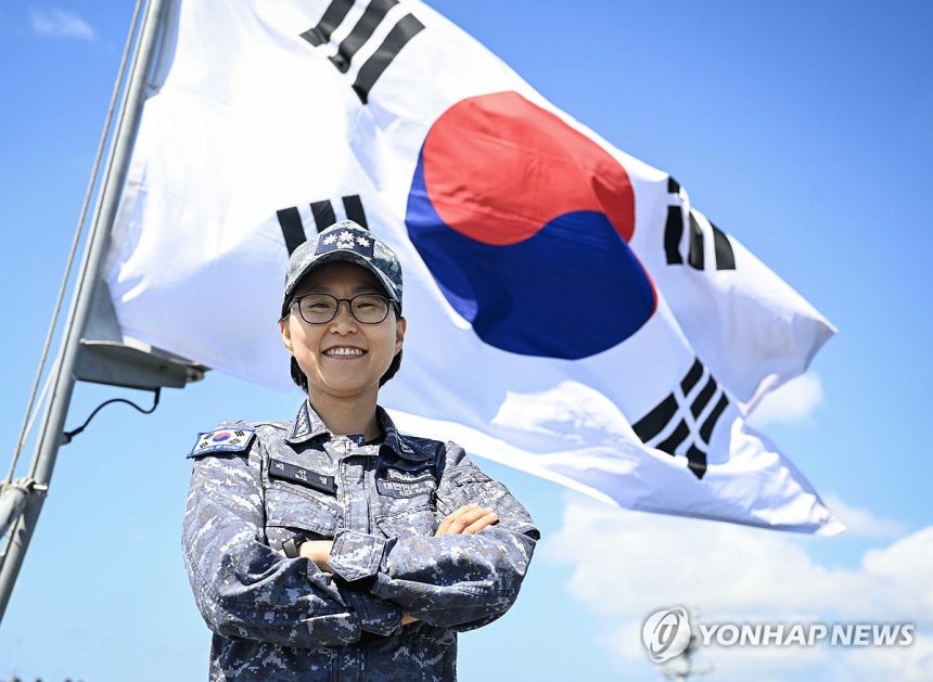 해군, 대령 지휘 함정에 최초로 여군 함장 임명 (서울=연합뉴스) 해군이 대한민국 해군 역사상 처음으로 함장 중 가장 높은 계급인 대령급 함정의 함장으로 여군을 임명했다고 4일 밝혔다.     사진은 여군 최초로 대