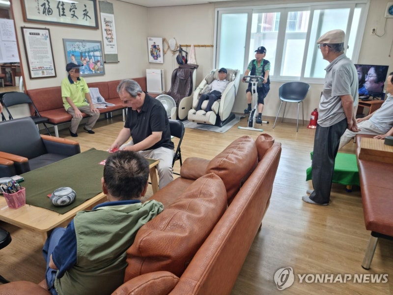 미친 폭염에 경로당 연장 운영, 밤 9시까지 에어컨 바람 쐬러 가자