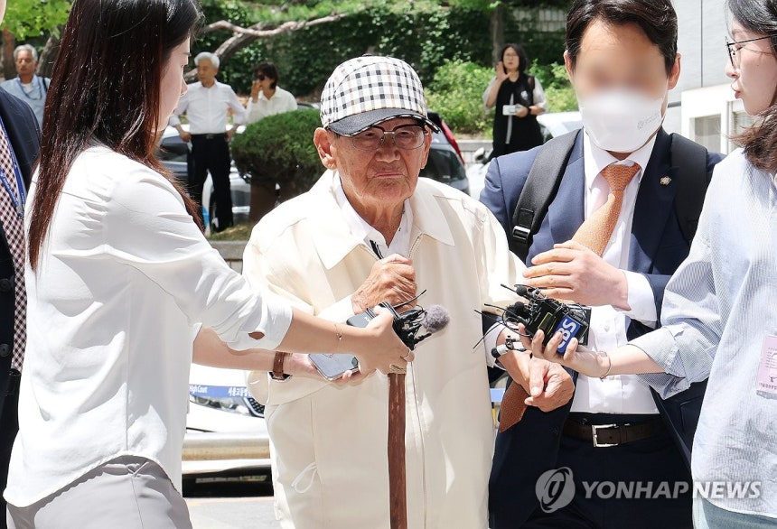 이만희 신천지 총회장 '질문엔 묵묵부답' (서울=연합뉴스) 김주형 기자. 2026.6.24 kjhpress@yna.co.kr