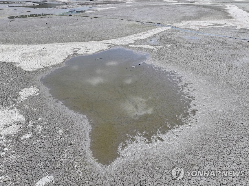 경주시 안강읍 하곡저수지가 대부분 바닥이 드러난 체 메말라가고 있다. [연합뉴스 자료사진]