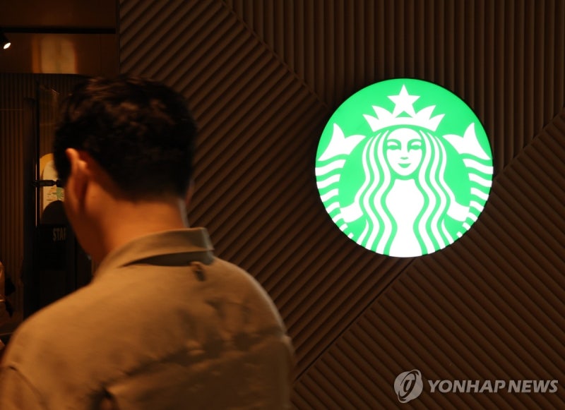 경찰, 스타벅스 본사 압수수색
(서울=연합뉴스) 김주형 기자 = 경찰이 5일 서울 강남구 스타벅스 본사 등에 대한 압수수색을 나선 것으로 알려졌다.
사진은 이날 본사 건물에 위치한 매장 모습. 2026.8.