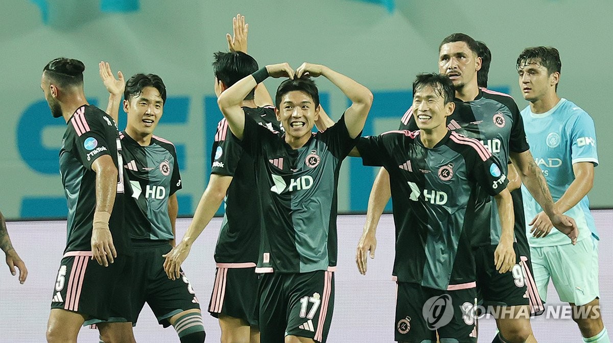 폭염 날린 한여름 축구 잔치…맨시티, <b>팀 K리그</b>에 3-1 대승