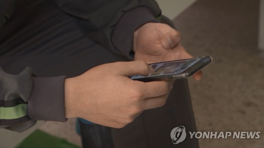 군 장병 휴대전화 [연합뉴스TV 제공]