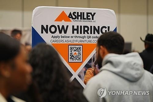 [2보] 美 <b>7월 고용</b> 예상 밖 2만3천명 <b>감소</b>…실업률은 4.1%로 내려가