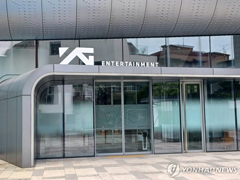 골프채로 합정동 <b>YG 사옥</b> 출입문 쾅쾅…경찰, 20대 여성 체포