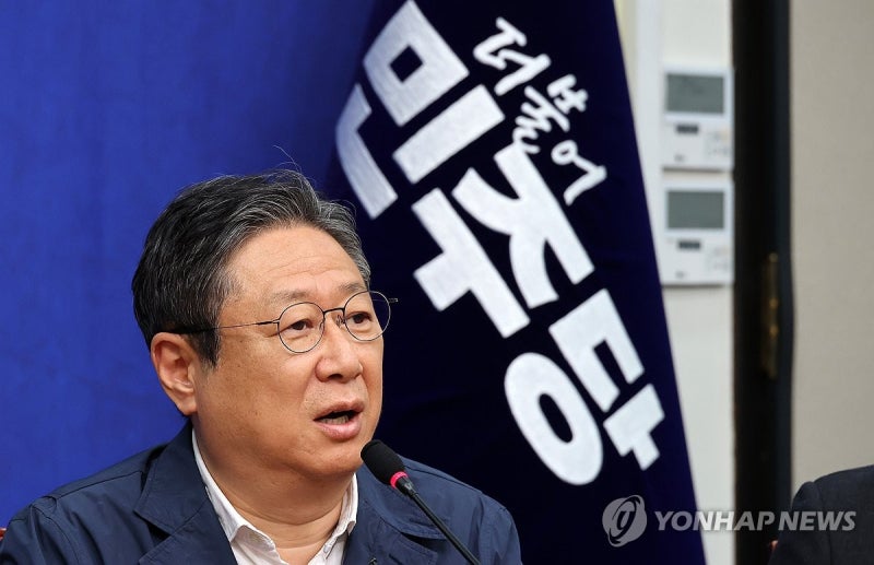 與<b>황희</b>, '<b>버스하우스</b>' 논란 일자 "아이디어 차원"…국힘 "망언"(종합2보...
