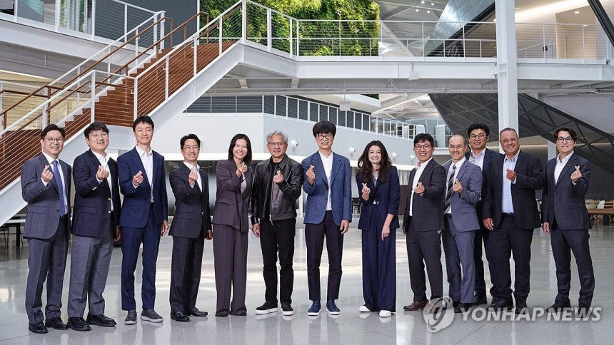 이해진 의장 등 네이버 경영진과 젠슨 황 엔비디아 CEO 회동 (서울=연합뉴스) 24일(현지시간) 미국 캘리포니아주 산타클라라에 위치한 엔비디아 엔데버 빌딩 로비에서 엔비디아 창립자 겸 CEO 젠슨 황(왼쪽 여섯번째