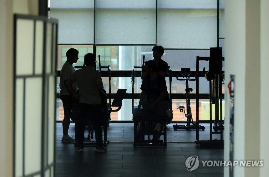 압수수색으로 어수선한 대한축구협회 (천안=연합뉴스) 이주형 기자 = 6일 경찰의 압수수색이 진행된 충남 천안시 서북구 입장면 대한축구협회 건물 내부에서 대한축구협회 관계자들이 모여서 대화를 나누고 있다. 2026.8