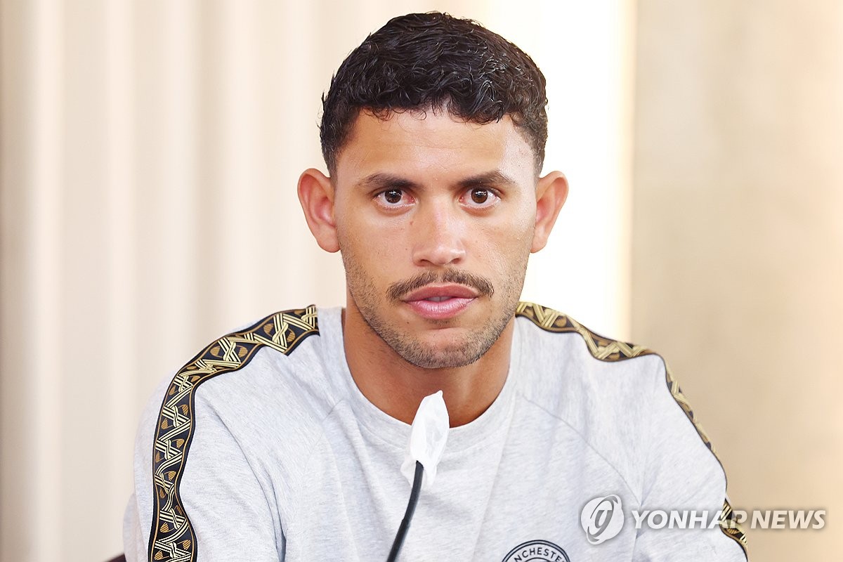 방한한 <b>맨시티</b> 누네스 "이강인은 톱클래스…맞대결 기대"
