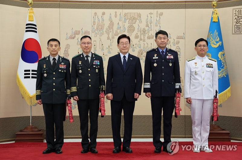 李<b>대통령</b>, 대장·중장 진급 장성들에 <b>삼정검</b> 수치 <b>수여</b>