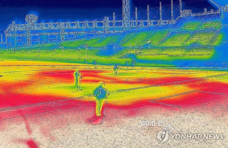 60도 넘긴 목동야구장 그라운드