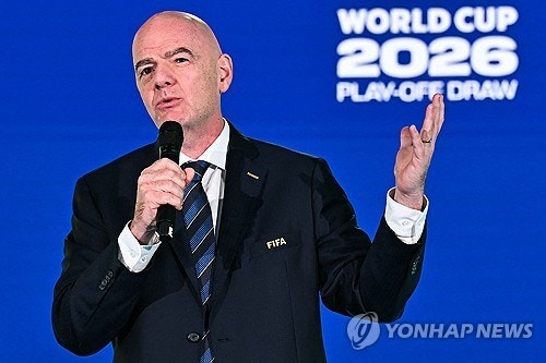 FIFA 회장 뇌물·특혜 폭로전... 내연 여직원에 거액 퇴직금 지원 의혹