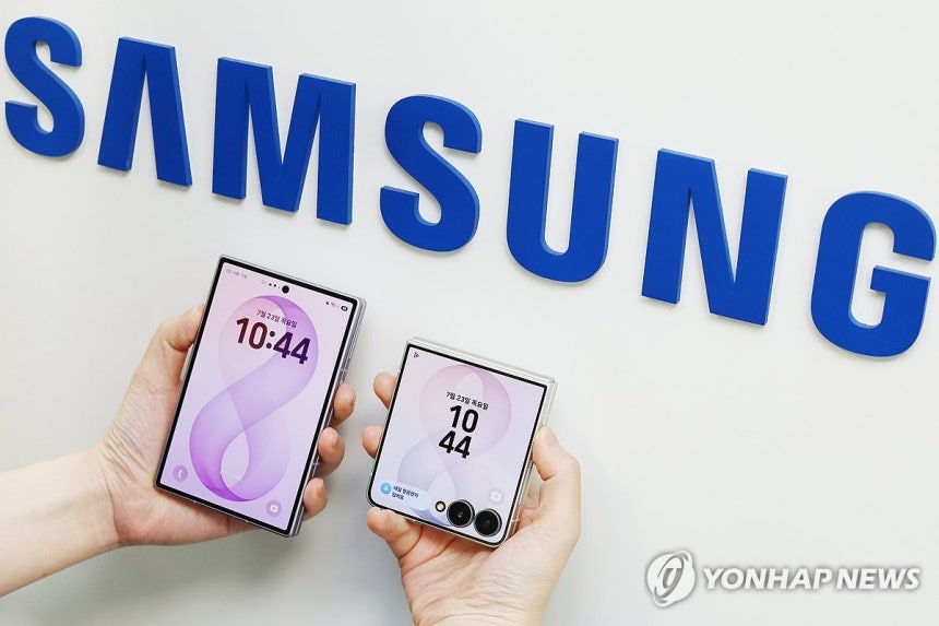 갤럭시 폴더블 시리즈 공개
(서울=연합뉴스) 진연수 기자 = 23일 서울 중구 삼성전자 기자실에서 열린 갤럭시 Z8 시리즈 출시 관련 기자간담회에서 관계자가 신형 폴더블 스마트폰 갤럭시 Z 폴드8 및 플립8을 소개하