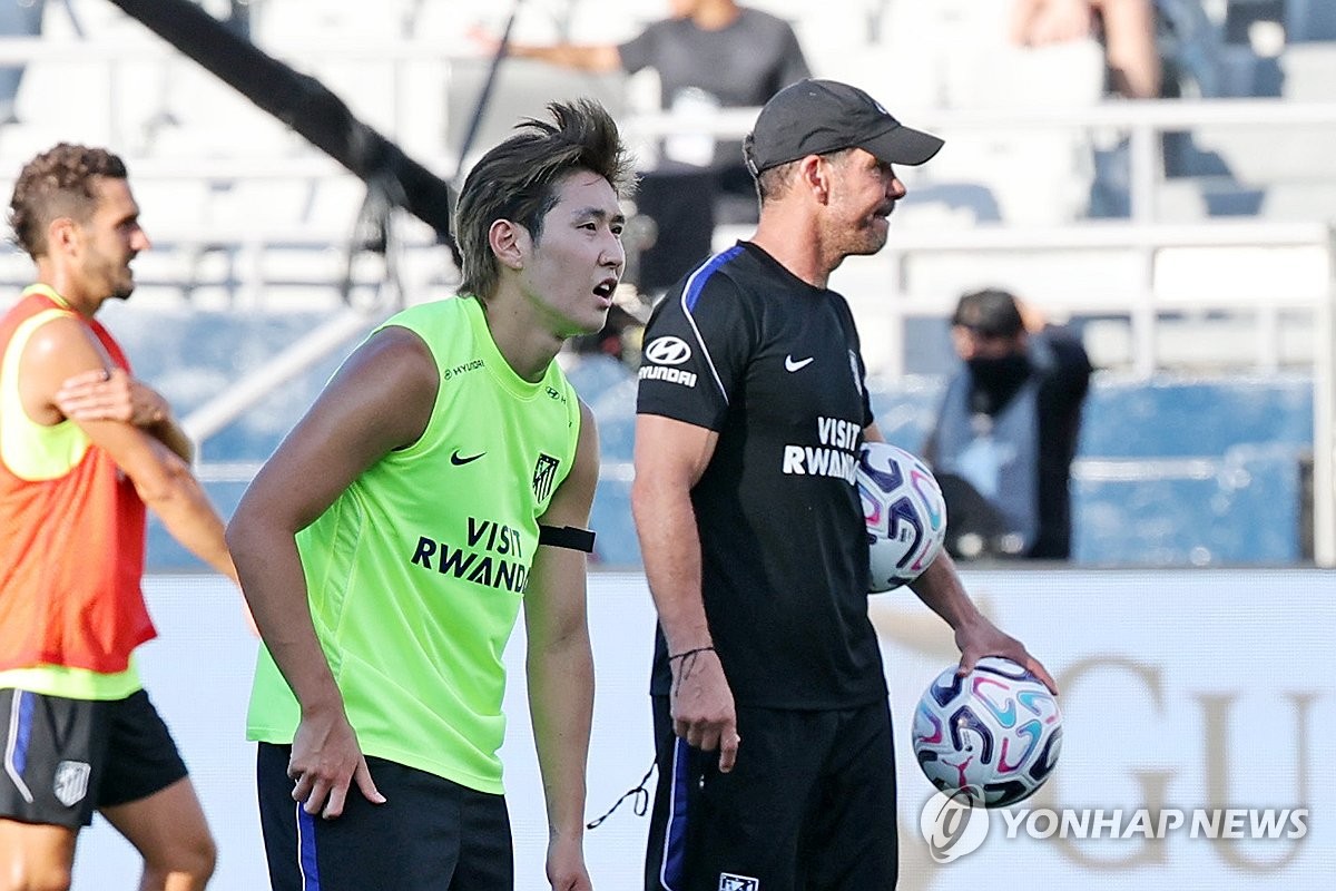 AT마드리드 시메오네 감독 옆에서 포착된 이강인의 오픈 트레이닝 현장