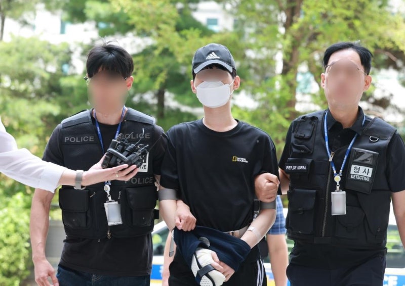 말다툼하다 <b>모친 살해</b>한 <b>10대 아들</b>, 구속심사 출석…묵묵부답