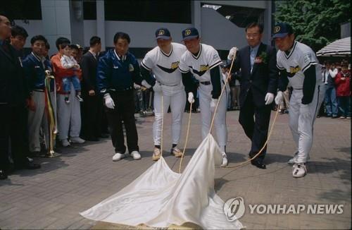 2000년 김동주의 잠실 1호 장외 홈런 기념판 제막식[연합뉴스 자료사진]