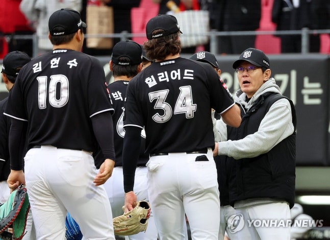 힐리어드 격려하는 이강철 감독(광주=연합뉴스) 조남수 기자 = 3일 광주기아챔피언스필드에서 열린 프로야구 kt wiz와 KIA 타이거즈의 경기. kt 이강철 감독이 6-4 승리를 거두고 결승타 스리런홈런을 친 힐리어드를 격려하고 있다. 2026.5.3 iso64@yna.co.kr