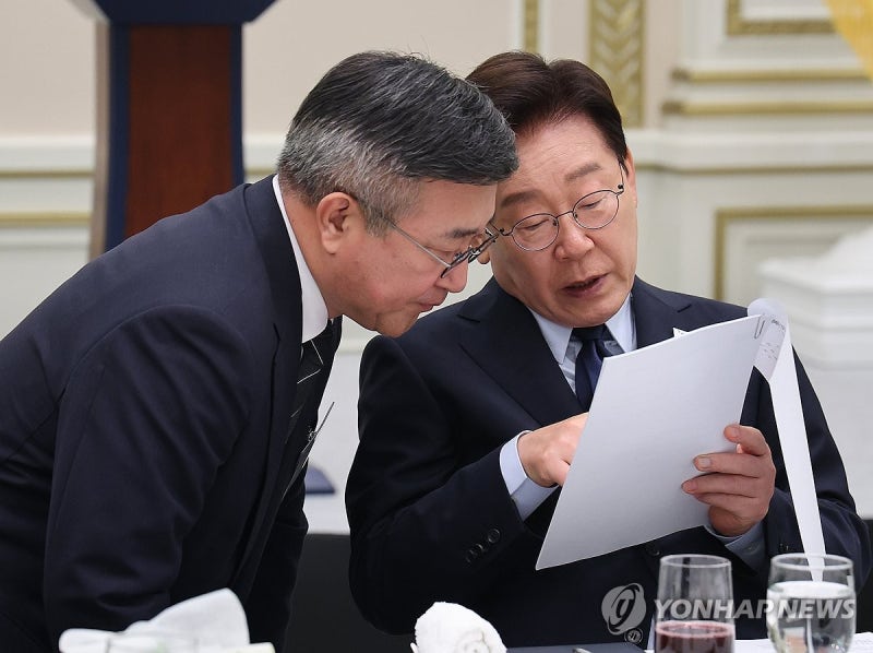 李<b>대통령</b>, 오늘 <b>메가프로젝트</b> 2차회의…부지·용수 등 점검