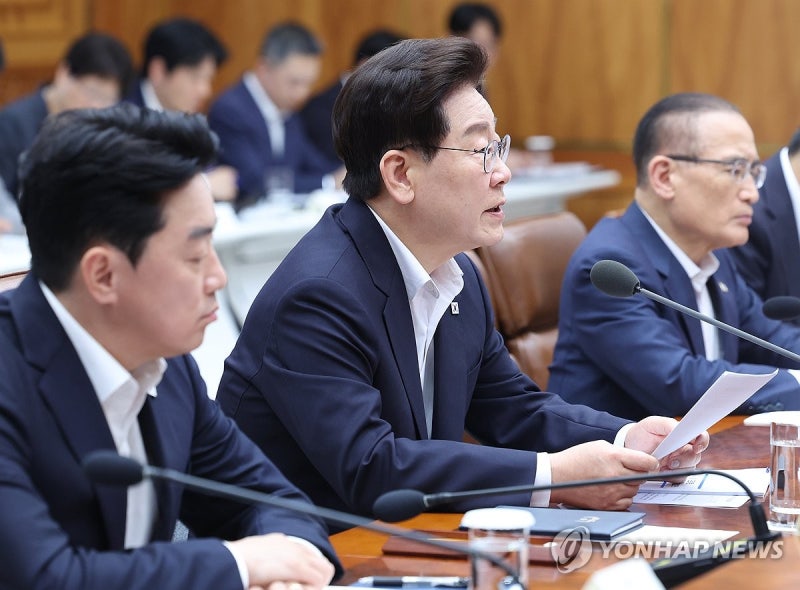 靑 "<b>메가특구특별법</b> 연내 제정…광주 군공항 2028년 분산배치"