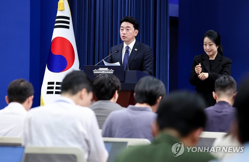 [속보] 靑 "<b>충청권</b> 246조원·영남권 107조원 <b>투자</b> 프로젝트 금년 <b>착수</b>"