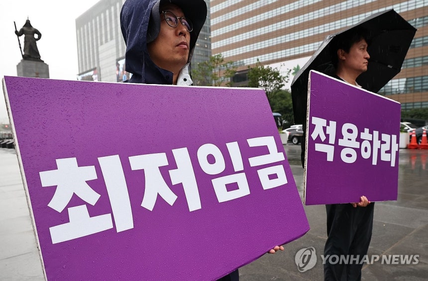 민주노총,최저임금 인상 선전전 (서울=연합뉴스) 김인철 기자 = 지난달 8일 서울 종로구 광화문광장 세종대로사거리 일대에서 전국민주노동조합총연맹(민주노총) 관계자들이 최저임금 인상 선전전을 하고 있다.2026.7