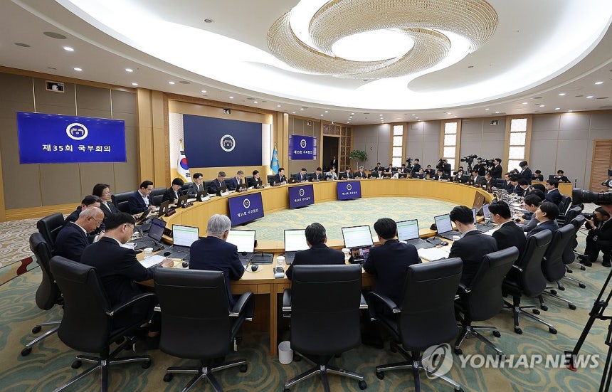 이재명 대통령, 정부세종청사에서 국무회의 주재 (세종=연합뉴스) 김도훈 기자 = 11일 정부세종청사에서 이재명 대통령 주재 국무회의가 열리고 있다. 2026.8.11 superdoo82@yna.co.kr