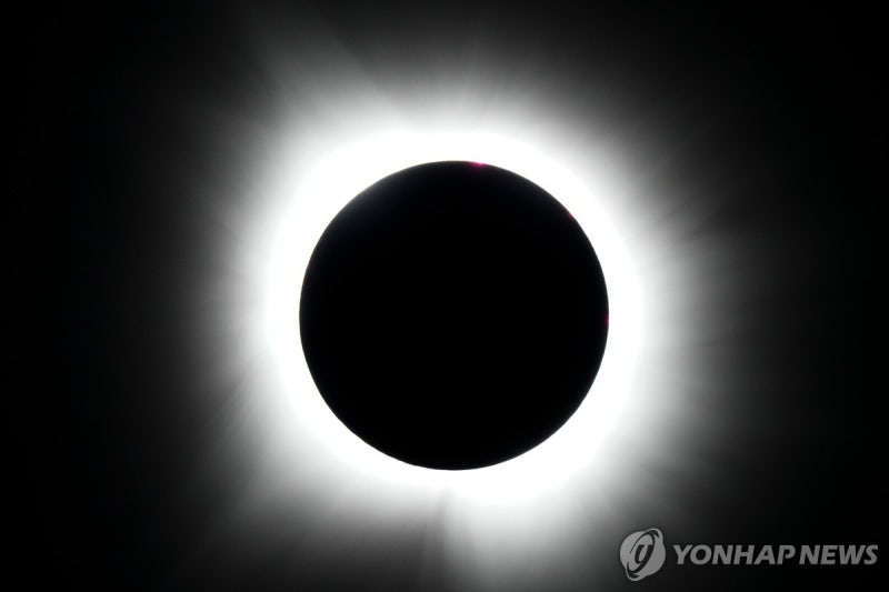 유럽 '세기의 <b>일식</b> 우주쇼'에 흥분…수백만명 몰리고 안경 동났다