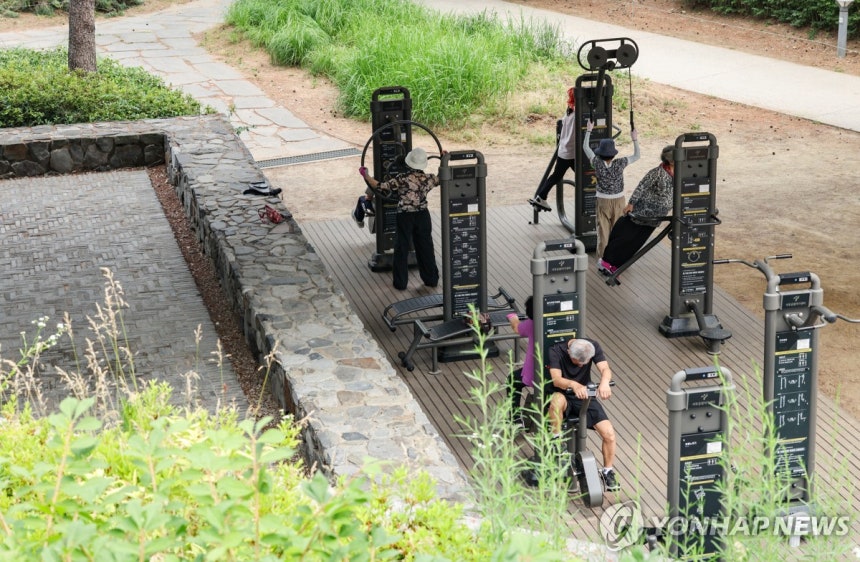 경의선숲길공원에서 운동하는 시민 경의선숲길공원에서 운동하는 시민 (서울=연합뉴스) 임헌정 기자 = 4일 서울 용산구 경의선숲길공원에서 운동하는 시민. 2026.6.4 kane@yna.co.kr